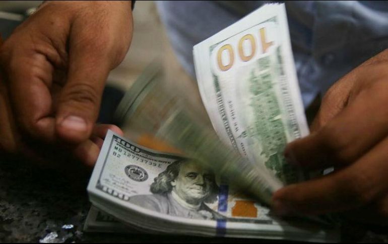 Banco Base  prevé que el tipo de cambio oscile entre 18.68 y 18.90 pesos por dólar en cotizaciones interbancarias a la venta. AFP / G. Baker