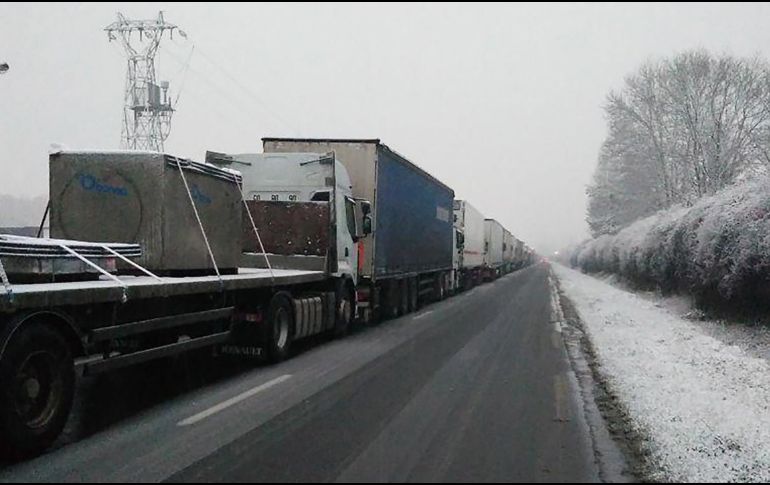 Tráileres aguardan en la carretera N20 cerca de Etrechy, pues se les prohibió circular debido a la nieve. AFP/Y. El Harda
