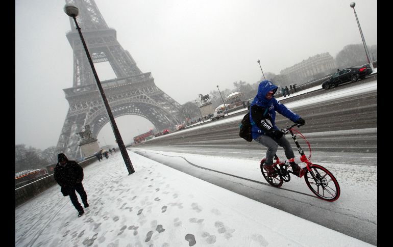 Un ciclista se traslada mientras nieva en París. AP/F. Mori