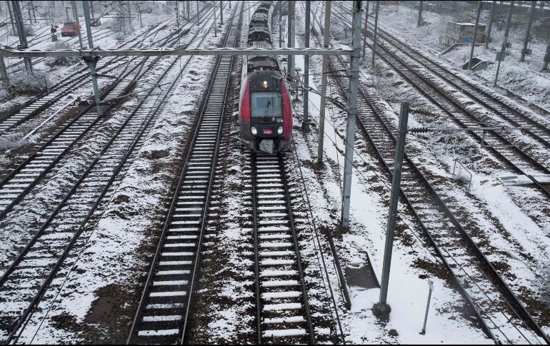 Un tren se aproxima a la estación del Este de París. Trayectos de trenes fueron suprimidos o sufrieron retrasos. AFP/J. Saget