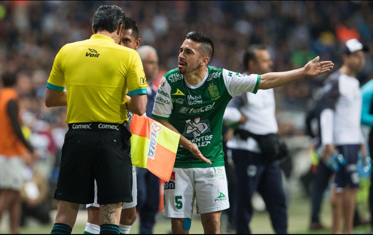 Navarro fue expulsado al minuto 26 de la primera mitad en el partido entre Monterrey y León. MEXSPORT / ARCHIVO