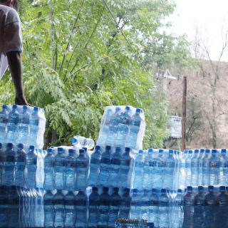Crean botella hecha totalmente de otras botellas