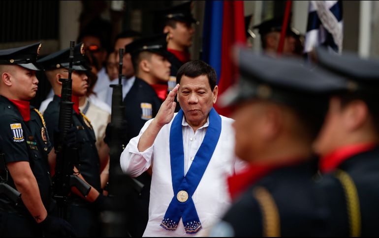 El presidente filipino, Rodrigo Duterte (c), asistió a la ceremonia.