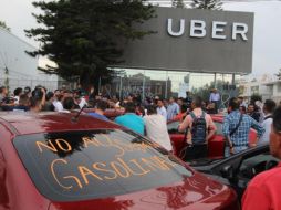 Al menos100 choferes colocaron sus vehículos sobre Plan de San Luis para cerrar el paso a la circulación vial. EL INFORMADOR / G. Gallo