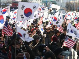 Core del Norte condena la quema durante las protestas de la bandera norcoreana y de la bandera unificada. EFE / YONHAP