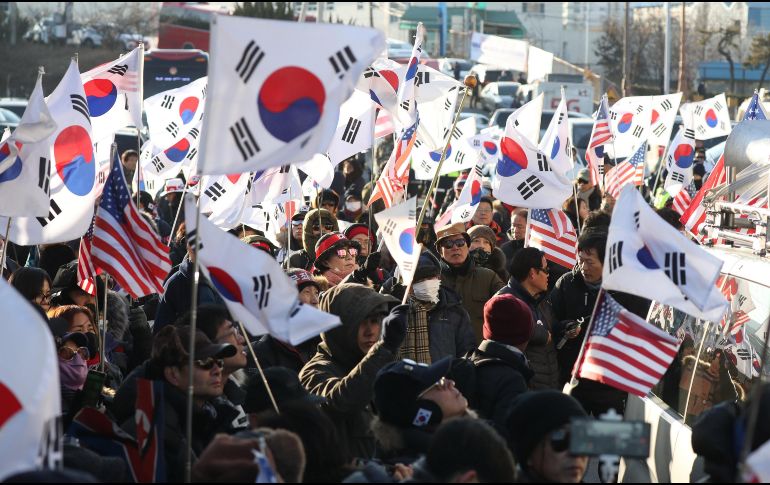 Core del Norte condena la quema durante las protestas de la bandera norcoreana y de la bandera unificada. EFE / YONHAP