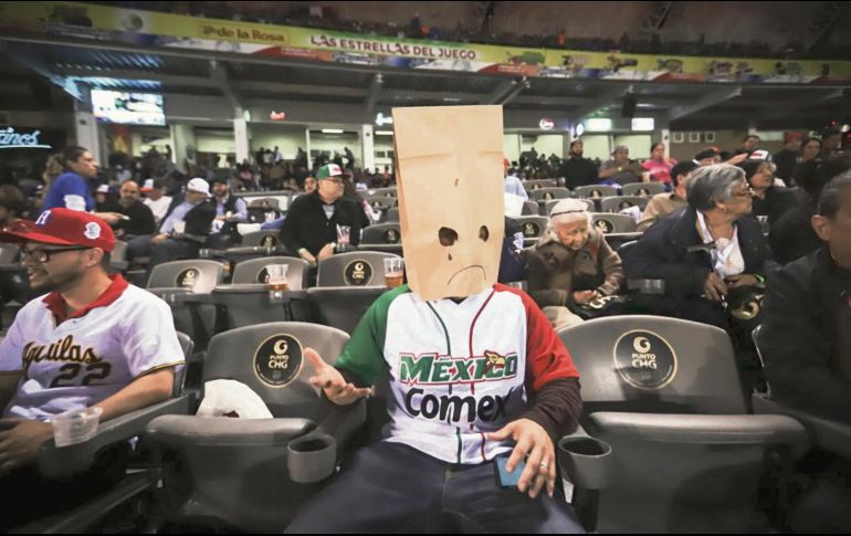 Vergüenza. Aficionados protestaron por el pésimo desempeño de la novena mexicana usando bolsas para ocultar sus rostros. EL INFORMADOR/F. Atilano