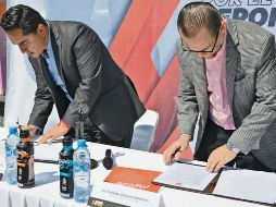 Firma. André Marx y Gerardo Vázquez Zerecero signan el convenio. CODE JALISCO