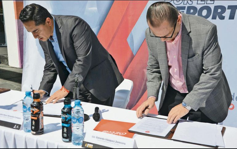 Firma. André Marx y Gerardo Vázquez Zerecero signan el convenio. CODE JALISCO