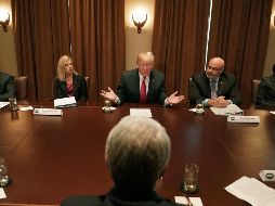 Donal Trump en una reunión con legisladores donde se habló de la amenaza que para EU representa la Mara Salvatrucha. AFP/M. Ngan