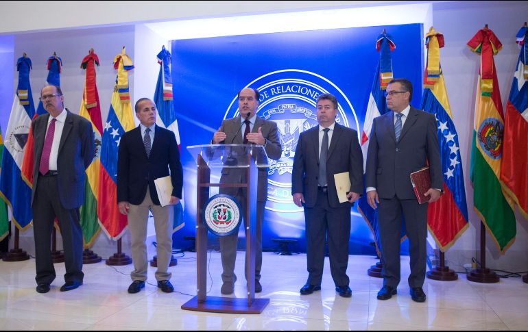 El diputado Julio Borges (c), al frente de la delegación opositora, habla tras la reunión con representantes del Gobierno y de la oposición venezolana, junto a representantes internacionales. EFE/O. Barría