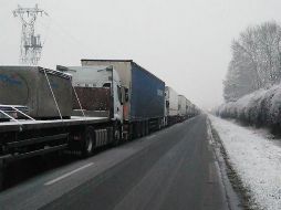 El paro de tráfico, que se extiende más de 20 kilómetros, se produjo después de que una tormenta dejara 136 centímetros de nieve en la región. AFP/Y. El Harda