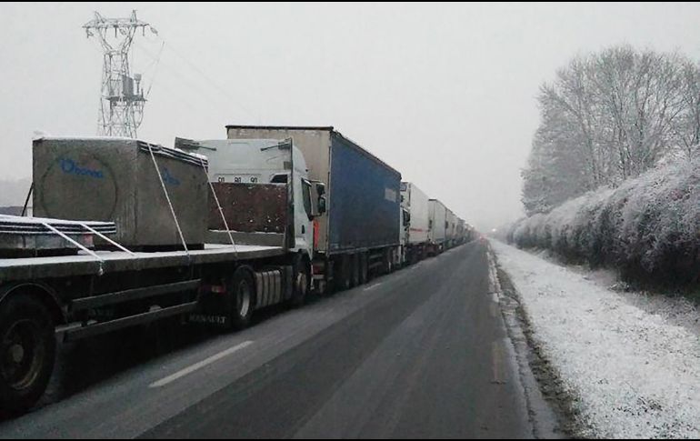 El paro de tráfico, que se extiende más de 20 kilómetros, se produjo después de que una tormenta dejara 136 centímetros de nieve en la región. AFP/Y. El Harda