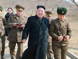 Se desconoce que rol jugará la hermana de Kim Jong-un (atrás) durante la visita. AFP/KCNA