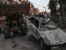 Trabajadores del departamento de Defensa Civil sirio retiran escombros en la búsqueda de 11 personas desaparecidas en el derrumbe de un edificio tras un bombardeo en Duma. EFE/M. Badra