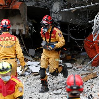 Rescatistas buscan supervivientes tras sismo en Taiwán