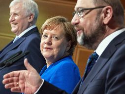 Fotografía de archivo del 12 de enero de 2018 que muestra a Angela Merkel (c), su socio Horst Seehofer (i), y al líder socialdemócrata, Martin Schulz (d), mientras ofrecen una rueda de prensa conjunta. EFE/Y. Jeon
