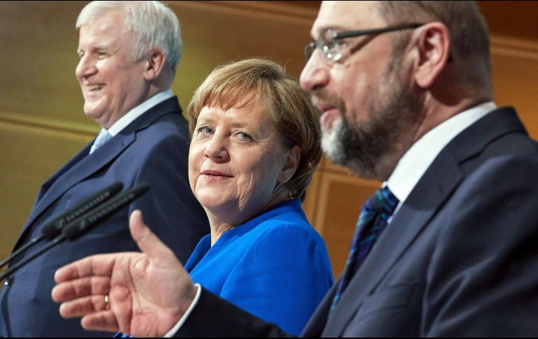 Fotografía de archivo del 12 de enero de 2018 que muestra a Angela Merkel (c), su socio Horst Seehofer (i), y al líder socialdemócrata, Martin Schulz (d), mientras ofrecen una rueda de prensa conjunta. EFE/Y. Jeon