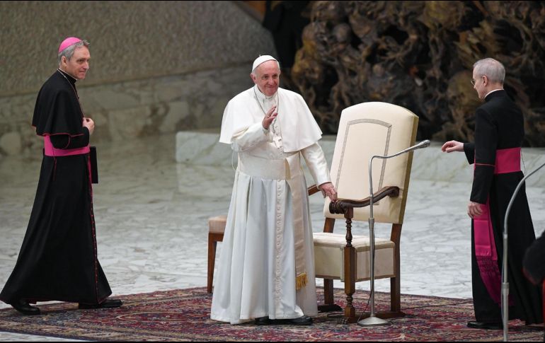El Papa Francisco saluda a su llegada al Aula Pablo VI para presidir la audiencia general de los miércoles en el Vaticano. EFE/A. Di Meo