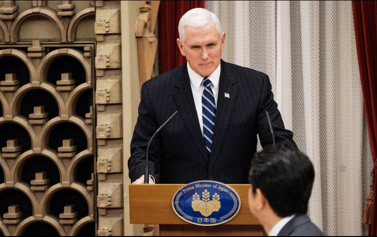 El vicepresidente estadounidense, Mike Pence, ofrece un discurso durante una cena ofrecida por el primer ministro nipón, Shinzo Abe, en Tokio. EFE/N. Datiche