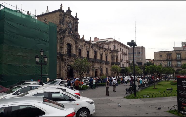 La manifestación afecta la circulación de la calle Corona, desde avenida Juárez hasta Hidalgo. EL INFORMADOR/E. OLVERA