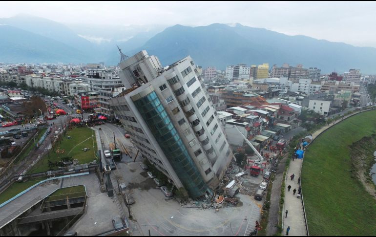 Un edificio de viviendas se ve ladeado en Hualien, Taiwán, tras el sismo de ayer. La cifra de  muertos  se elevó hoy a siete. AP/Central News Agency