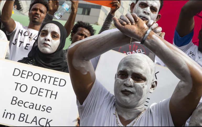 Migrantes africanos protestan frente a la embajada de Ruanda en Herzeliya, Israel, en contra del plan del gobierno israelí de deportarlos en un plazo de 60 días o serán detenidos. AFP/J. Guez