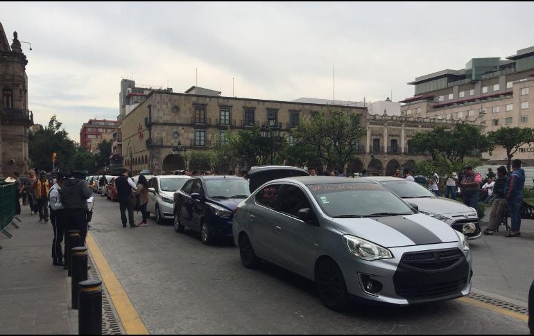 Autos con mensajes de protesta ocupan la calle y parte de la Plaza de Armas. EL INFORMADOR/D. JIMÉNEZ