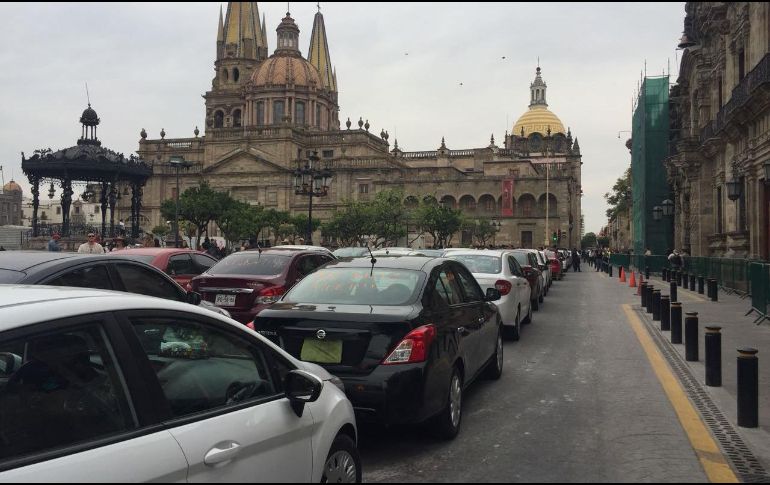 Los choferes se reunieron frente a Palacio de Gobierno en su tercera marcha en menos de 24 horas. EL INFORMADOR/D. JIMÉNEZ