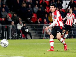 El ex jugador de Pachuca recibió dentro del área un taconcito de De Jong que lo dejó mano a mano con el arquero rival y colocó un disparo cruzado para abrir el marcador. TWITTER / @psveindhoven