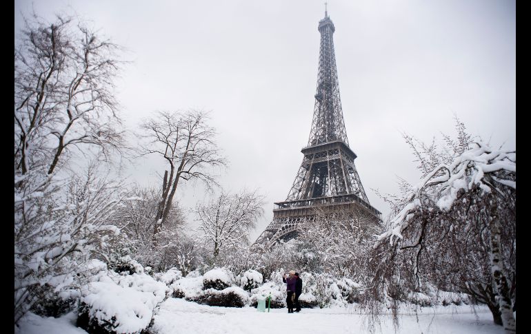 La nieve cubre el parque del Campo de Marte, cerca de la torre Eiffel, en París. Las fuertes nevadas casi paralizaron el transporte público en la capital y regiones cercanas. AFP/A. Jocard
