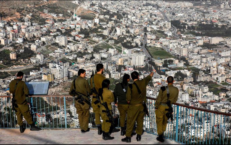 Soldados israelíes en el monte Gerizim, en Cisjordania, miran hacia la ciudad palestina de Nablus. AFP/M. Kahana