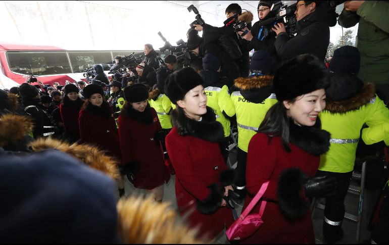 Porristas norcoreanas llegan a un estadio en Inje, Corea del Sur. Una delegación norcoreana, que incluye a porristas entrenadas por el gobierno, llegó hoy al país para los Juegos Olímpicos de Invierno. AP/Yonhap/Yang Yong-suk