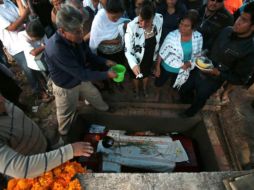 Asistentes al funeral de cuerpo presente del sacerdote Germaín Muñiz. EFE / J. de la Cruz