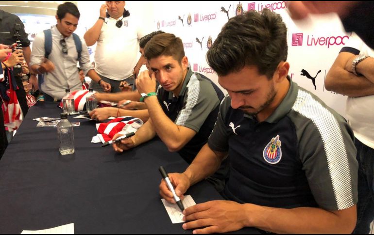 Rodolfo Cota, Ronaldo Cisneros, Isaac Brizuela y Oswaldo Alanís, acudieron a la firma de autógrafos. FACEBOOK / Chivas