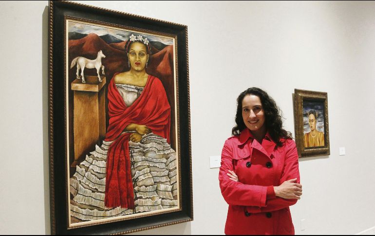 Renata Blaisten. La curadora de la muestra junto a la pieza “Autorretrato”. EL INFORMADOR/M. Vargas