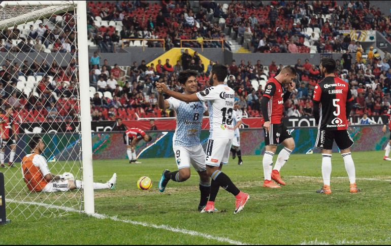 Eduardo Aguirre (#9) festeja su segundo gol de la noche contra el Atlas, que ayer dio las de arena en la Copa MX. EL INFORMADOR/M. Vargas