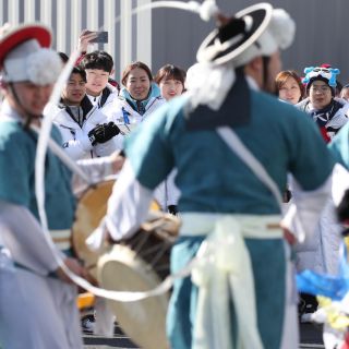 Reciben a deportistas norcoreanos con bailes en la Villa Olímpica