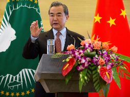 Wang durante una rueda de prensa en Pekín, que ofreció junto al presidente de la Comisión de la Unión Africana, Mussa Fakhi Mahamat. AP/M. Schiefelbein