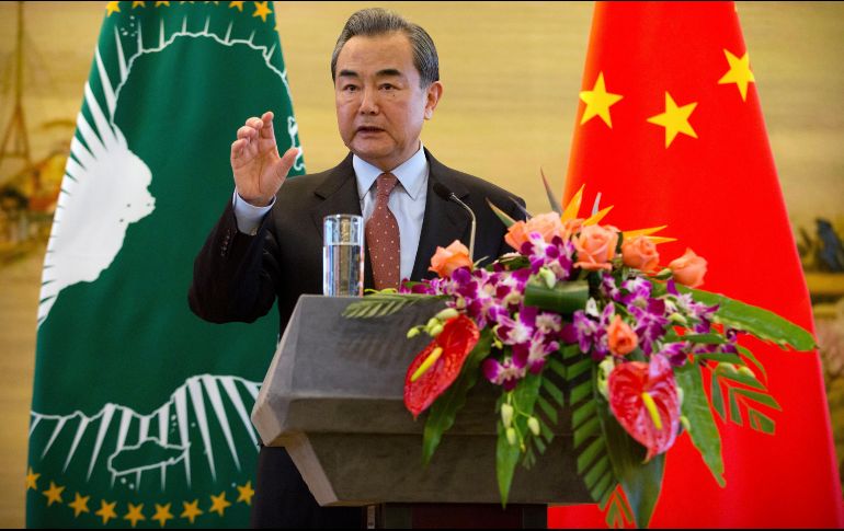 Wang durante una rueda de prensa en Pekín, que ofreció junto al presidente de la Comisión de la Unión Africana, Mussa Fakhi Mahamat. AP/M. Schiefelbein