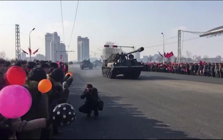 Imagen tomada de un video proporcionado por Paektu Cultural Exchange, que muestra vehículos militares en las calles de Pyongyang. AP