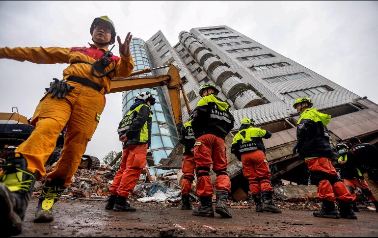 Miembros de los servicios de rescate trabajan en el edificio residencial Yunmen Tsuiti, que resultó dañado por el terremoto, en Hualien. EFE/B. Tongo