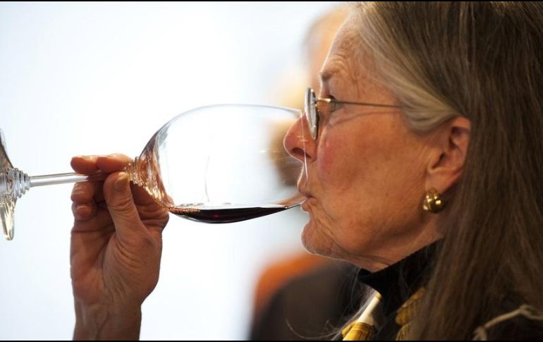 Beber un par de copas de vino al día no solo reduce el riesgo de enfermedades cardiovasculares y tumores, sino también ayuda al cerebro a eliminar las toxinas, incluidas las asociadas al mal de Alzheimer. AFP / ARCHIVO