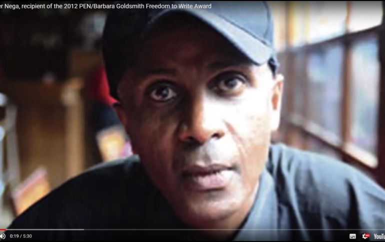 El periodista Eskinder Nega fue detenido en 2011, acusado de conspiraciones terroristas luego de publicar un artículo donde cuestionaba las políticas antiterroristas del gobierno. ESPECIAL/freeeskindernega.com