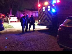 La policía local logró sacar de la casa a los heridos y detener al presunto atacante. AP