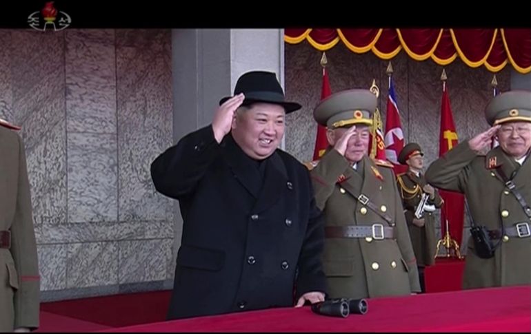 El líder norcoreano, Kim Jong-un observa en Pyongyang un desfile con el que Corea del Norte celebra el 70 aniversario de la fundación de su ejército y el 106 aniversario del nacimiento del fundador norcoreano Kim Il-sung. AP/KRT