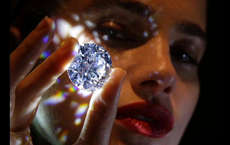 Un diamante blanco de 102.34 quilates descubierto en Botsuana se muestra en Sotheby's de Londres. El diamante, publicitado como el mayor y más puro de su tipo, está disponible para venta privada. AP/A. Grant
