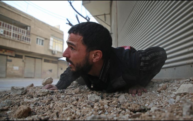 Un hombre reacciona a un ataque aéreo en Arbin, enclave de los combatientes rebeldes sirios. Se reporta la muerte de 185 civiles muertos en la zona desde el lunes a consecuencia de los bombardeos del régimen sirio. AFP/A. Almohibany