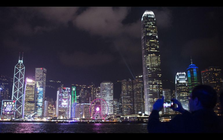 Un turista toma una foto desde un bote en Hong Kong, China. AFP/A. Caballero-Reynolds