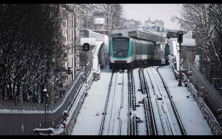 Las vías del metro se cubren de nieve en París. AFP/J. Saget
